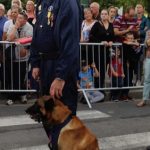 Hundefører og hund med medalje